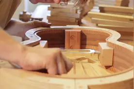 看手工制作吉他的过程，是一种享受
