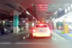 现场：江苏一万达广场地下车库管道塌落 砸中车辆致3死视频封面