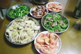 农村大叔下厨做白灼虾，生猛的河虾开水一烫就上桌，你吃过吗视频封面
