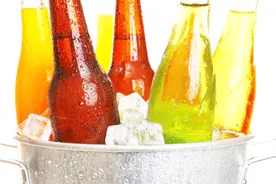 夏天太热，两秒教你快速冰镇饮料，不用等，瞬间就能喝上！