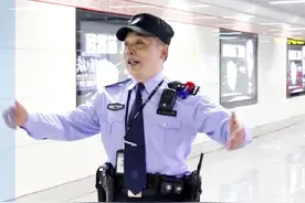 文工团独唱演员转业后成郑州警察 地铁内大声唱歌让人感叹