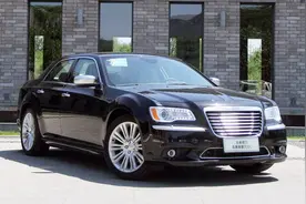 这车看上去和劳斯莱斯同一个级别，车标像宾利！售价却只要30万！