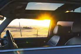 汽车天窗也要贴膜？不为防晒为保命