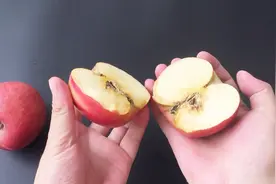 徒手开苹果的小技巧，不是用蛮力按照方法来非常轻松