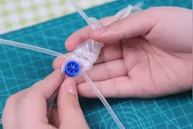 输液管编织漂亮的小鱼钥匙扣，很多人见过却不会编，快来学学吧视频封面