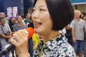 旺角美女歌手龙婷街头义唱《何日君再来》，一首歌可以赚数千元！