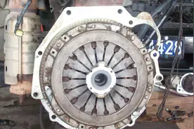 离合器片多久换一次？老司机总结：出现这4种症状，赶紧去修理厂视频封面