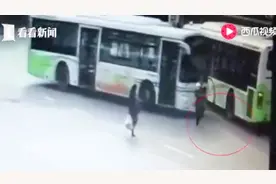 祖孙二人被卷公交车底 孙子被奶奶抱怀里毫发无损 奶奶被碾压身亡视频封面