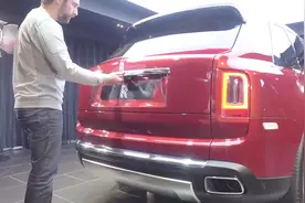 2019新款劳斯莱斯SUV，打开后备箱的自动伸缩座椅后霸气开始！