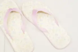 拖鞋穿久了发黑变黄难清理？教你一个小窍门，立马旧鞋变新鞋