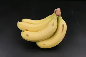 香蕉买回来发青不熟怎么办？教你一招，用它来催熟简单又方便