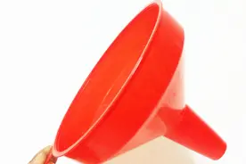 一次性纸杯简单剪两刀，做成简易漏斗，解决家里的不时之需