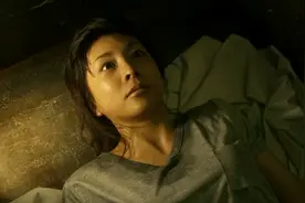 女孩被关在黑箱子里，里面除了蜈蚣啥也没有，让人绝望到窒息！视频封面