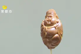 随身带着“财神爷”走 小小橄榄核7天成价值上万元的艺术品视频封面
