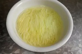 手把手教你切土豆丝，粗细均匀有诀窍，方法步骤全告诉你，收藏了