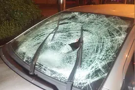 车子前挡风玻璃坏了，要去哪更换？专业技师给了建议，别被坑钱视频封面