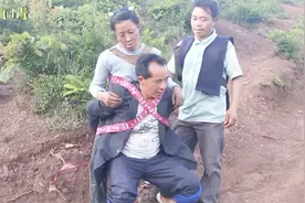 云南昭通一个交通不便的地方 老人生病 都由全村男人这样背着看病