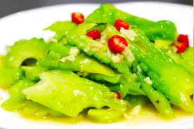 清炒苦瓜这样做更清脆爽口，而且做法特简单，太好吃了