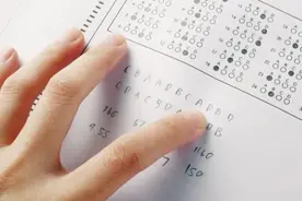 天才女孩帮学渣作弊，一场考试做两种试卷，所有答案看一遍就记住