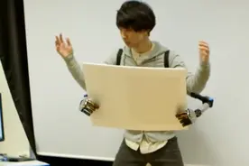 老外发明的机械装置，背到身上，就能拥有4条手臂你信吗？视频封面