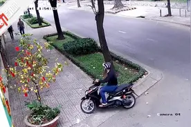 现场：俄外交官金项链越南街头被抢！飞车贼仍未落网视频封面