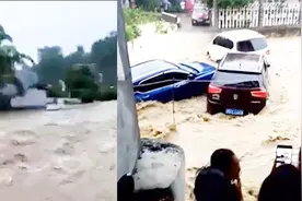 湖南湘西：永顺突降暴雨 洪水迅猛上涨 多辆小车被冲走 房屋被淹