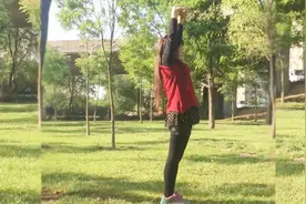 每天坚持原地10分钟健身，双手撑起从上而下，锻炼前腹后腰，棒！