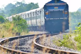 当火车行驶在S型轨道时，车身会有什么变化？看着好危险