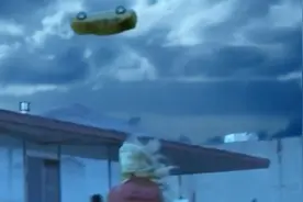 这台风到底有多大？汽车都刮上天了