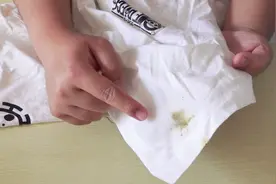 吃饭时衣服沾上油污怎么办？教你一招，只需抹点它，轻松洗净