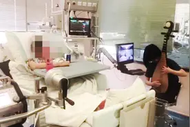 暖心！杭州女医生脱下白大褂：走进重症监护室，为重症病人弹琵琶视频封面