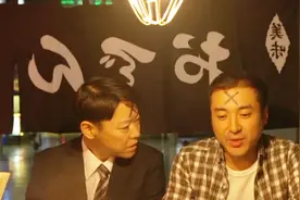 小伙起床发现头上出现了一个X符号，只有自己看得见，别人看不见