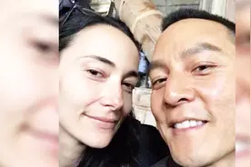 吴彦祖发和妻子亲密合照，岳父很有背景视频封面