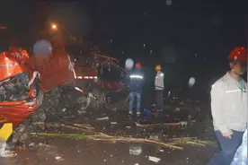 雨天路滑 货车下坡转弯失控翻车坠崖视频封面