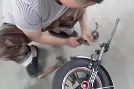 老人骑车不小心，电动三轮车前叉被撞弯，师傅给它修一下视频封面