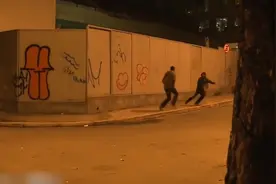 半夜整蛊吓人：把鞭炮声当枪声，路人被吓得不轻视频封面