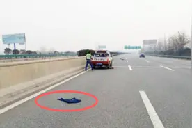 为什么老一辈人常说，开车遇到路上的衣服千万不能压？视频封面