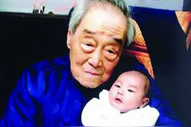 这个婴儿出生时，国家派军队守护产房，鸣13响礼炮为其庆生图片