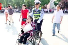 浓浓同窗情！同学三年来轮流照顾轮椅女生 为她高考“护航”视频封面