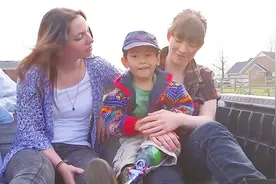 美国农场主夫妇收养中国残疾孤儿，一家六口人幸福快乐生活在一起