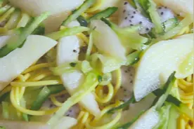 清凉爽口的韩式水果凉面，做法简单又开胃，夏天晚餐不用愁