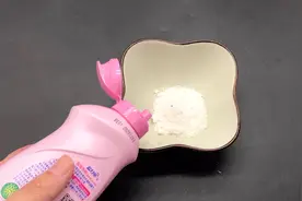 洗衣液倒进洗衣粉里，解决了家里的一大难题，现在学会还不晚视频封面