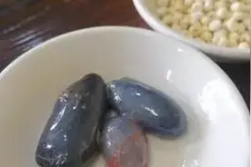 致命偏方！女子为治脸上红疹生吞眼镜蛇胆 致中毒紧急住院视频封面