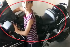 小朋友第一次拧铃木摩托车油门，拧完之后，看那销魂的表情视频封面