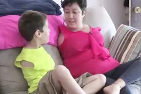 母子二人天生无手臂，上厕所都是问题，她们是如何面对挫折的呢？视频封面