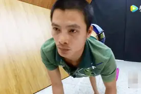 残障父亲爬行多年寻找儿子，门开后没人，观众忍不住哭了视频封面