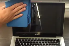 电脑屏幕上老有灰尘，教你一招，三个月不粘灰，非常实用