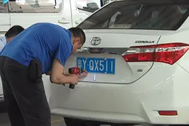 车牌位置只有2个孔、需要装4枚固封螺丝？车管所是这样解释的