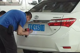 车牌位置只有2个孔、需要装4枚固封螺丝？车管所是这样解释的