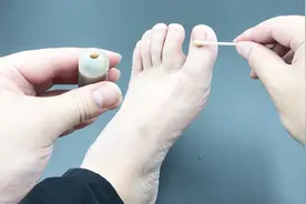 在脚上涂抹藿香正气水，很多人都不知道为什么，看完后会受用一生视频封面